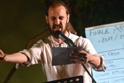 "Poetry slam", quando a sfidarsi sono i poeti: �Performance travolgenti, ritmiche e fisiche�